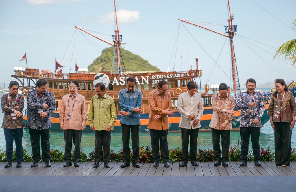 Asean leaders and officials figure out the bloc’s official handshake at a summit in Indonesia last year. Photo: AP Asean leaders and officials figure out the bloc’s official handshake at a summit in Indonesia last year. Photo: AP