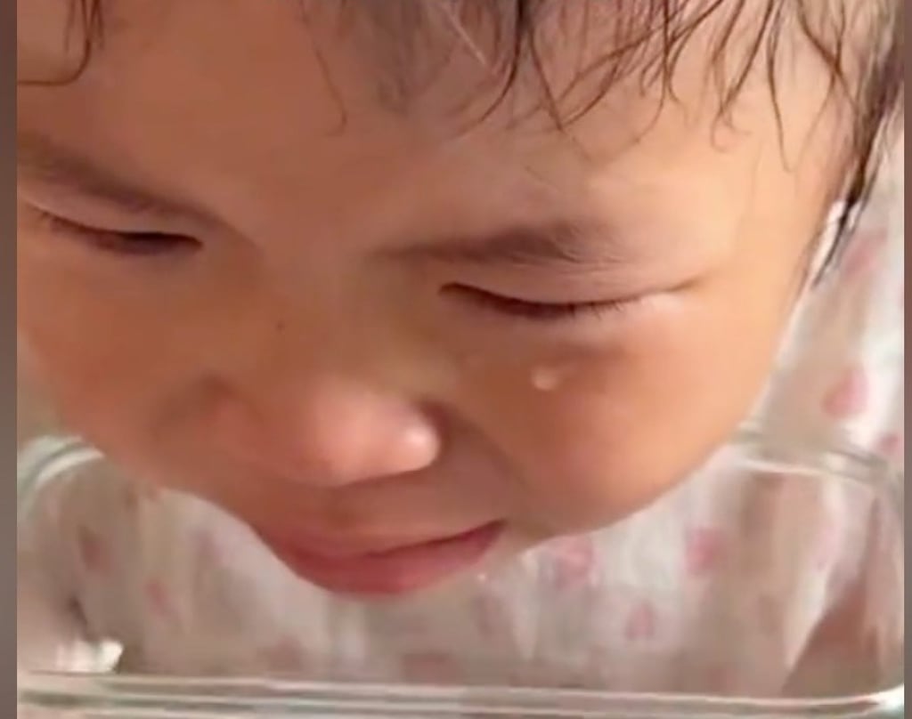 The crying toddler did her very best to fill the bowl with tears but ran out of steam. Photo: Douyin