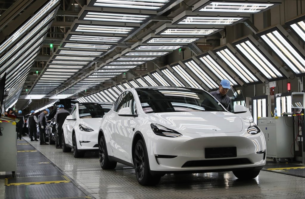 Employees work at Tesla’s Shanghai Gigafactory in east China’s Shanghai, Dec. 22, 2023. Photo: Xinhua