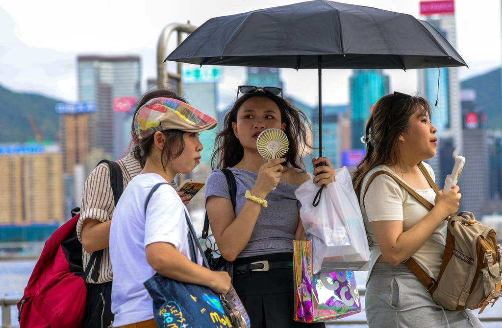 Tourists visit the Tsim Sha Tsui waterfront. Another solar period, “great heat”, is expected to arrive on July 22. Photo: Jelly Tse Tourists visit the Tsim Sha Tsui waterfront. Another solar period, “great heat”, is expected to arrive on July 22. Photo: Jelly Tse