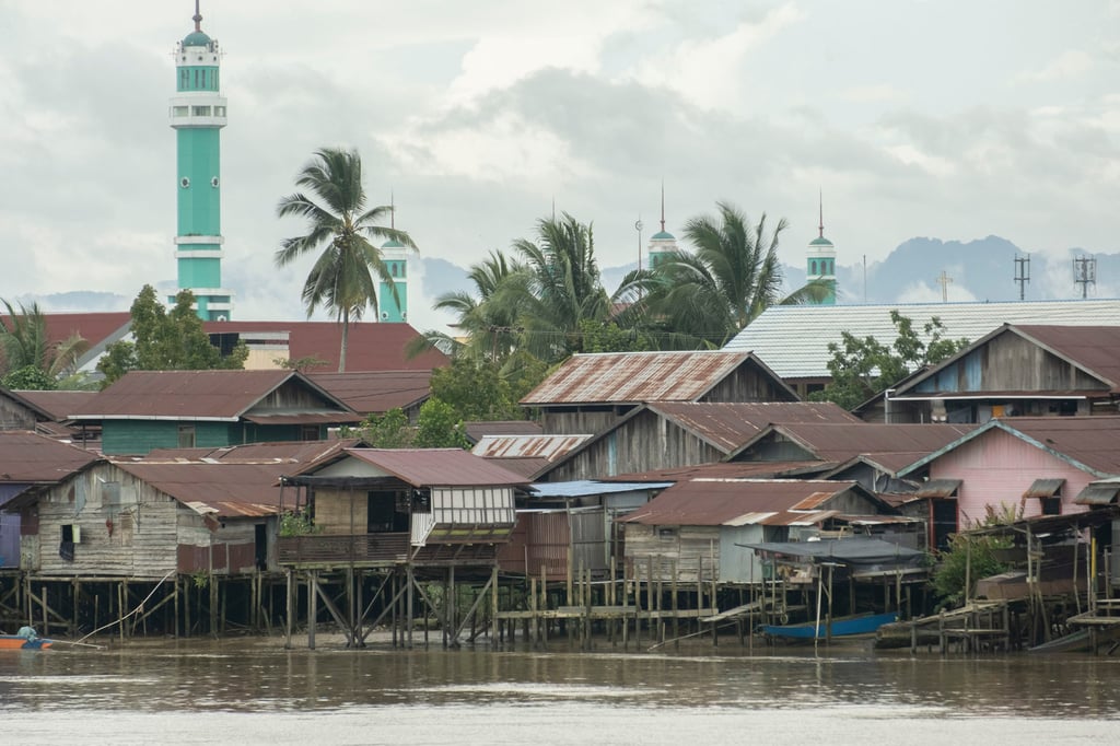 Wooden houses on the Kelai River. Photo: Oliver Raw