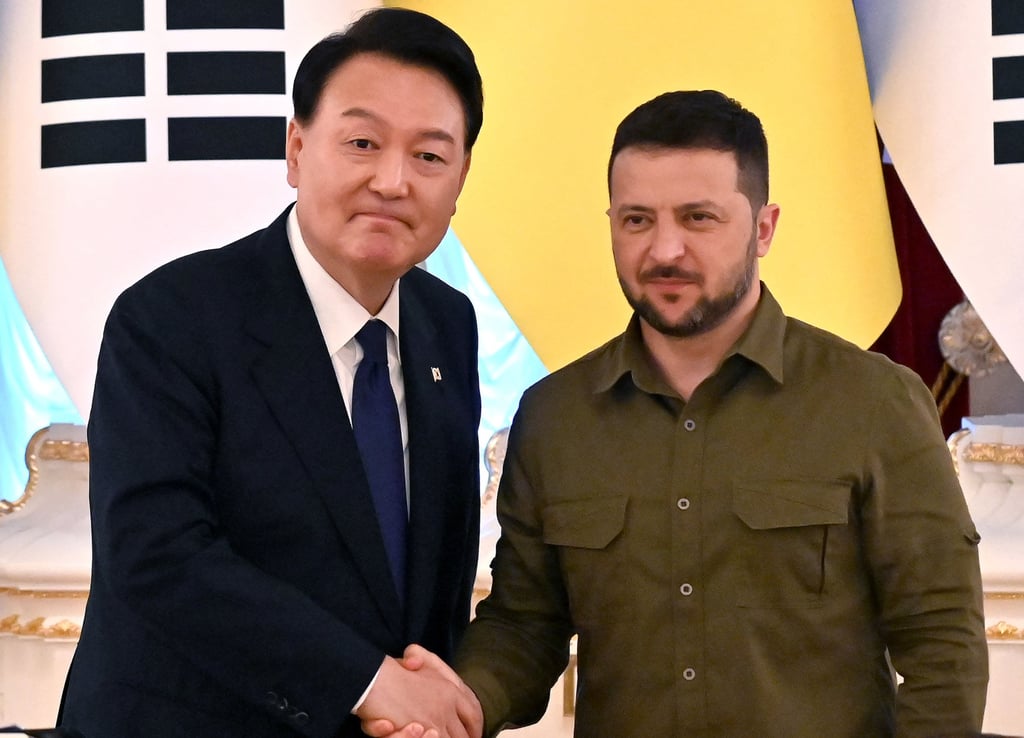 South Korean President Yoon Suk-yeol shakes hands with his Ukrainian counterpart Volodymyr Zelensky following talks in Kyiv last year. Photo: AFP/Getty Images/TNS
