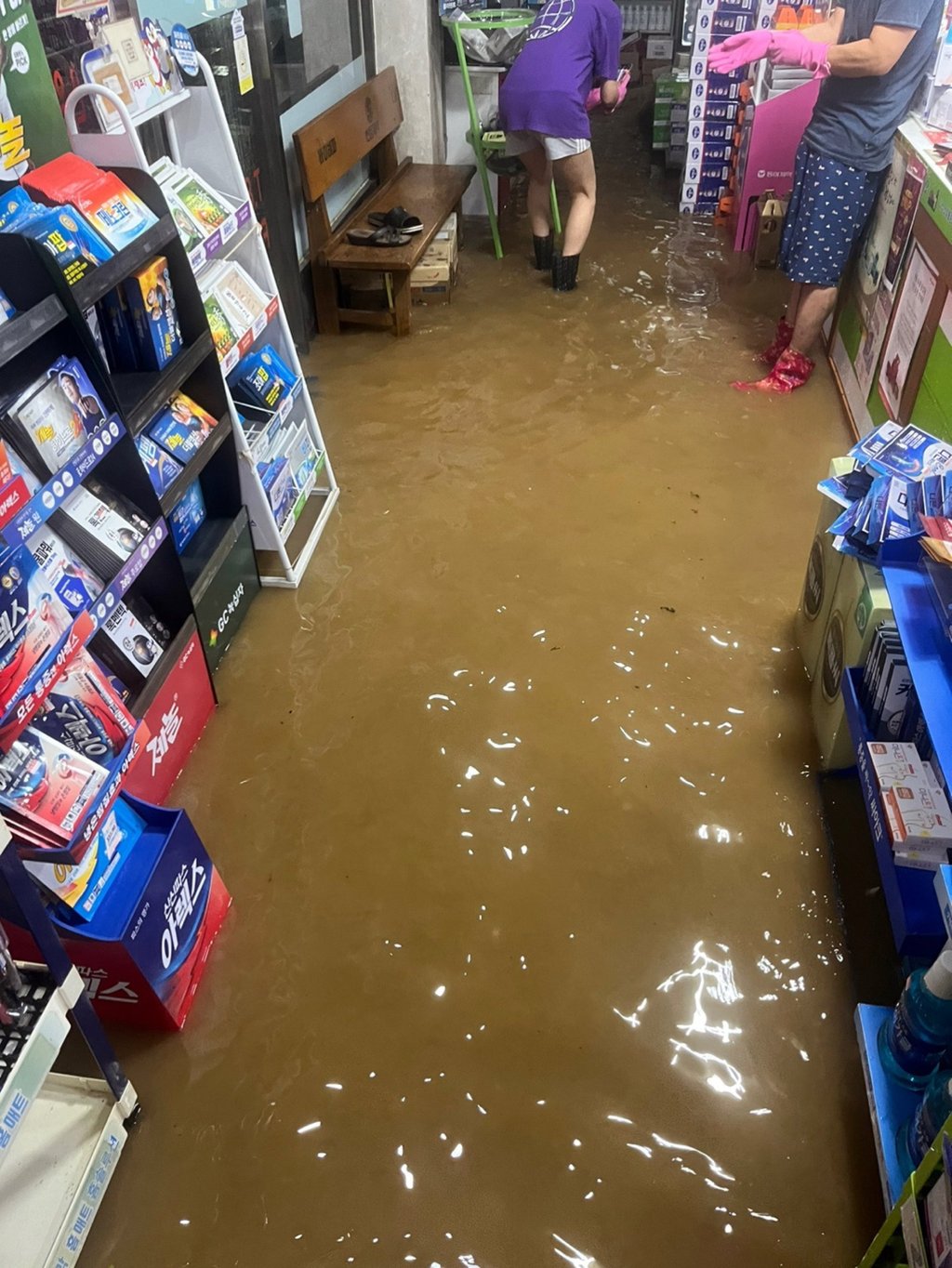 A flooded drugstore in the southwestern city of Iksan, after days of heavy rain, in Iksan, South Korea on Wednesday. Photo: EPA-EFE/Jeonbuk Fire Service A flooded drugstore in the southwestern city of Iksan, after days of heavy rain, in Iksan, South Korea on Wednesday. Photo: EPA-EFE/Jeonbuk Fire Service