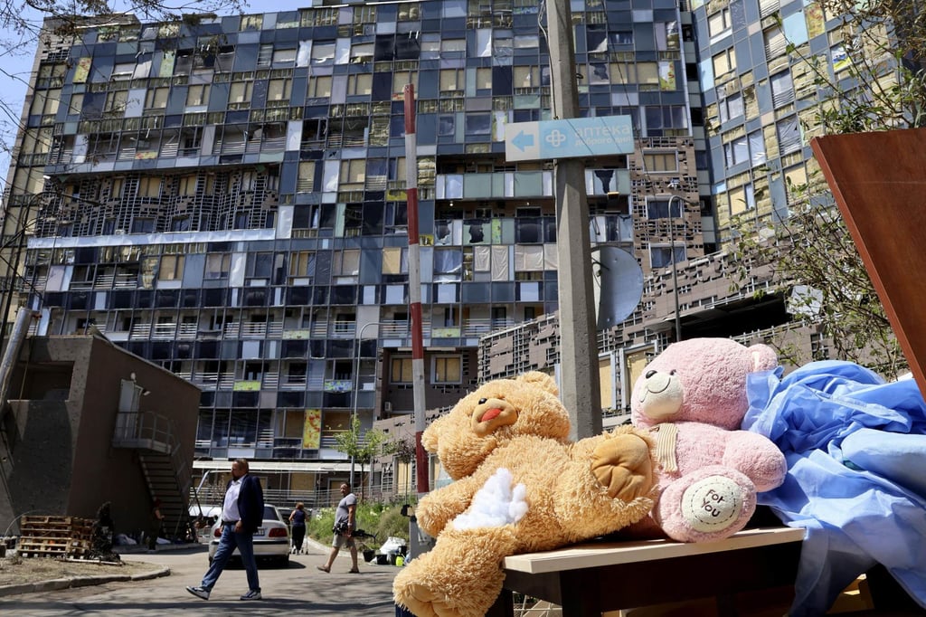 Stuffed toys are seen on Thursday in front of a damaged building, part of a hospital complex for children, in Ukraine’s capital Kyiv following missile attacks by Russia on Monday. Photo: Kyodo Stuffed toys are seen on Thursday in front of a damaged building, part of a hospital complex for children, in Ukraine’s capital Kyiv following missile attacks by Russia on Monday. Photo: Kyodo