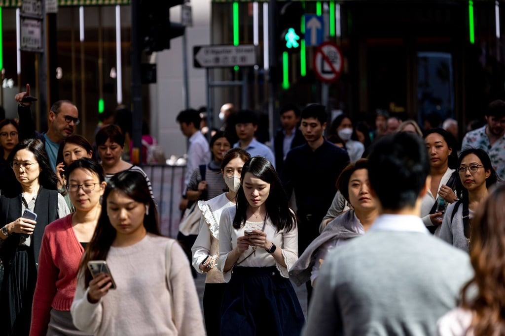 Hong Kong Chartered Governance Institute President David Simmonds says companies should have a structured, transparent process for evaluating employee contributions and retain staff based on merit and mutual agreement. Photo: Bloomberg