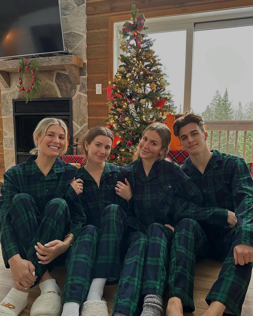 Eugenie Bouchard, Charlotte Bouchard, Beatrice Bouchard and William Bouchard celebrate Christmas 2023 at home with the family. Photo: @beatricebouchard/Instagram