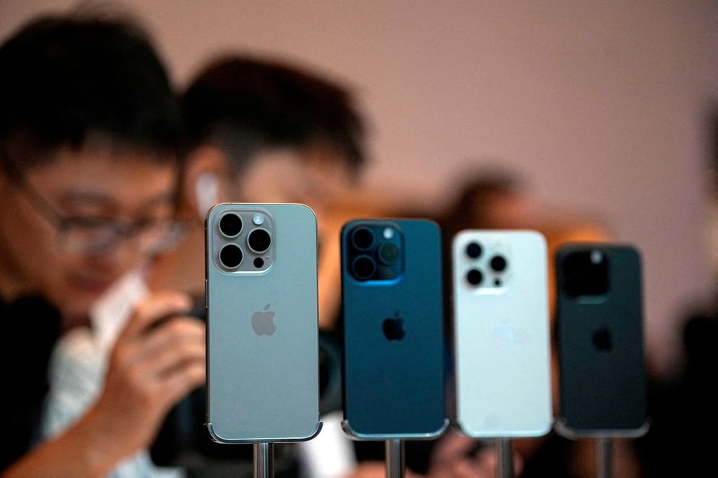 People look at the iPhone 15 Pro in an Apple store in Shanghai, September 22, 2023. Photo: Reuters