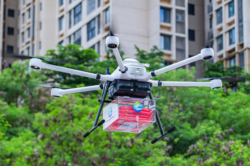 The drone flies through the air carrying the university’s notices of admission. Photo: sciencenet.cn