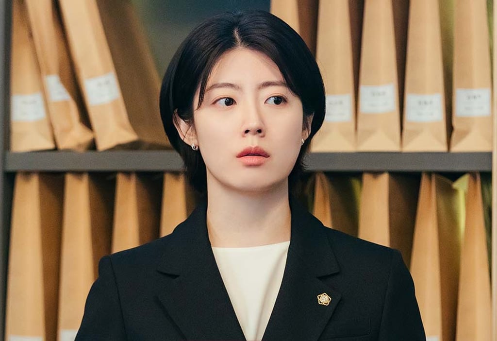 Nam Ji-hyun as rookie lawyer Han Yu-ri in a still from Good Partner.