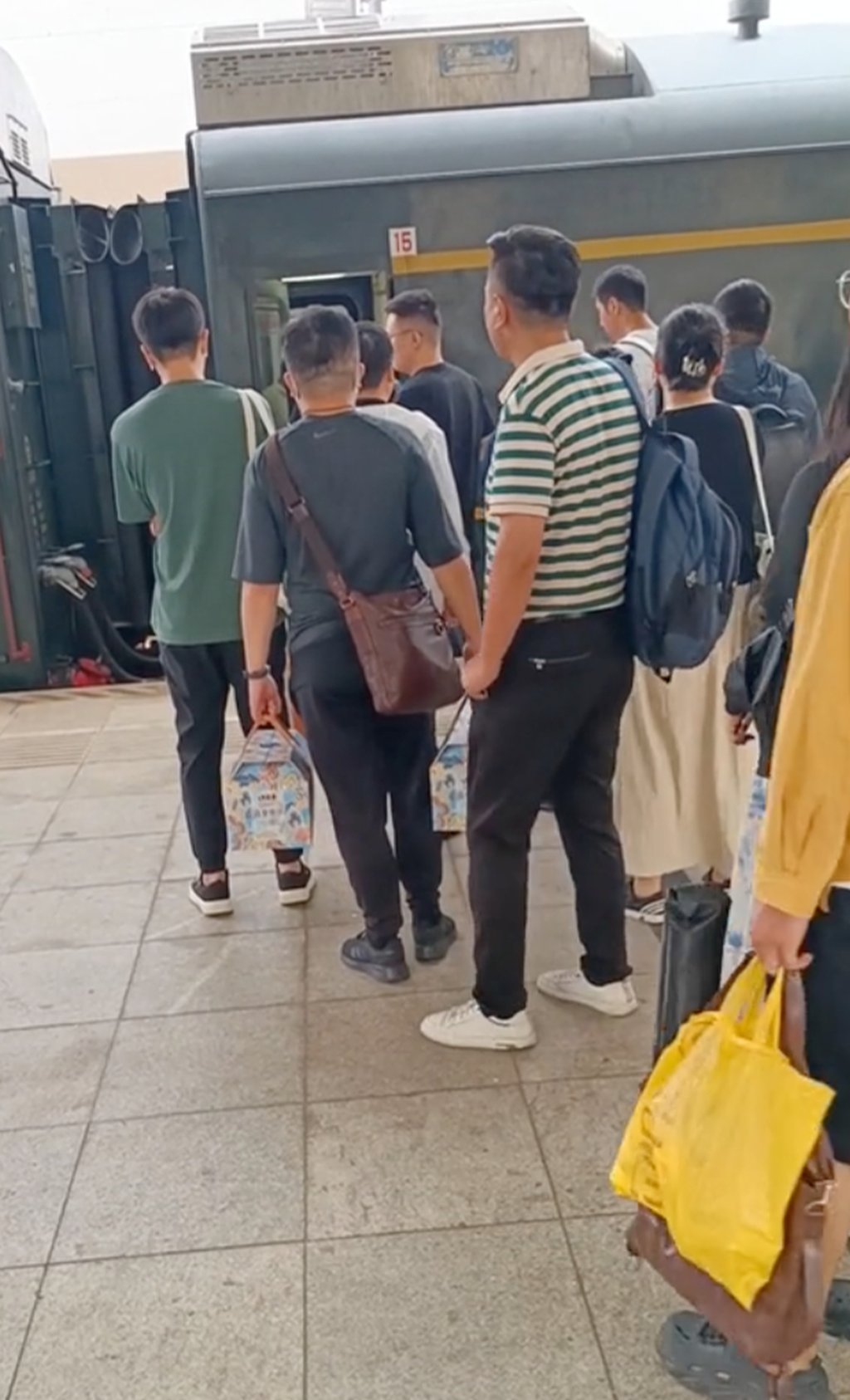 Lin catches a train at 6.15am every day so he can reach his office on time. Photo: Douyin Lin catches a train at 6.15am every day so he can reach his office on time. Photo: Douyin