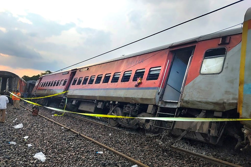 Inuring Indian passenger train derails, killing 2 people, inuring 24 others ...