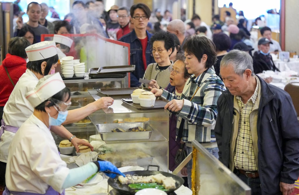 A lunchtime crowd at London restaurant in Mong Kok, during the Lunar New Year holiday. Photo: Eugene Lee