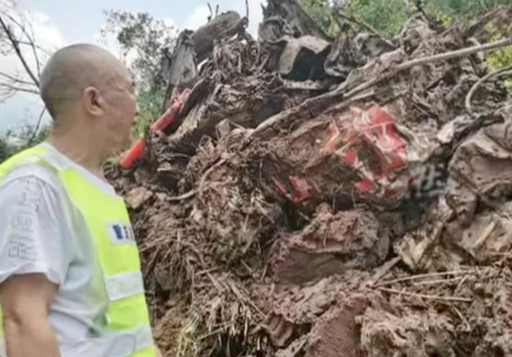 Xiong Jinhua lost his vehicle and all his equipment under a pile of rocks and mud. Photo: Douyin