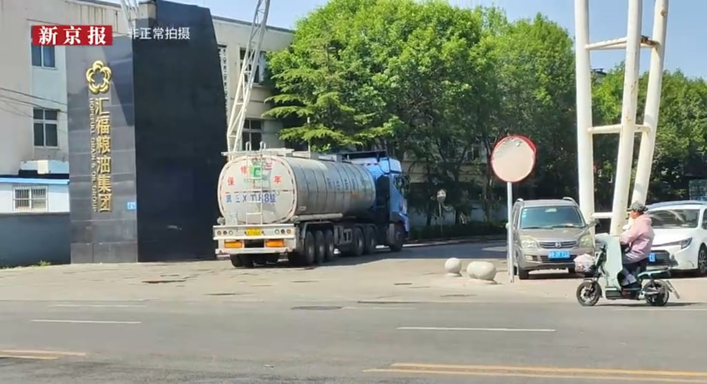 A Chinese media report has found that companies had shipped cooking oil in tanker trucks that were also used to carry fuel – without cleaning between shipments to save costs. Photo: The Beijing News A Chinese media report has found that companies had shipped cooking oil in tanker trucks that were also used to carry fuel – without cleaning between shipments to save costs. Photo: The Beijing News