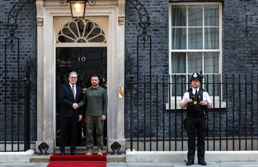 British Prime Minister Keir Starmer (left) welcomes Ukrainian President Volodymyr Zelensky to 10 Downing Street in London. Photo: EPA-EFE