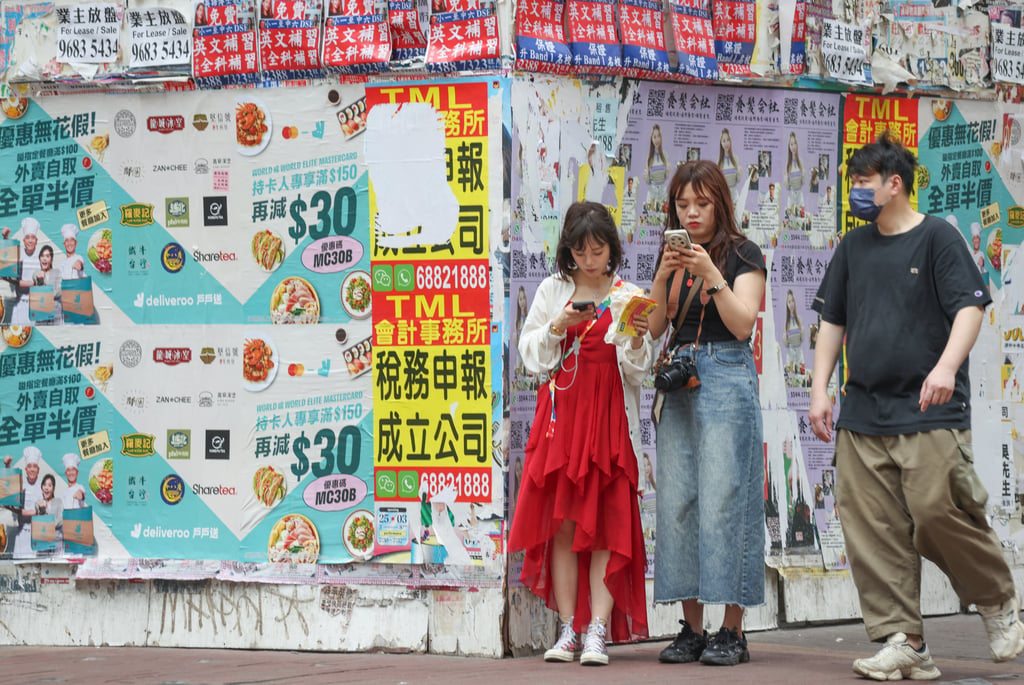 People outside a closed store in Mong Kok. Photo: Yik Yeung-man People outside a closed store in Mong Kok. Photo: Yik Yeung-man