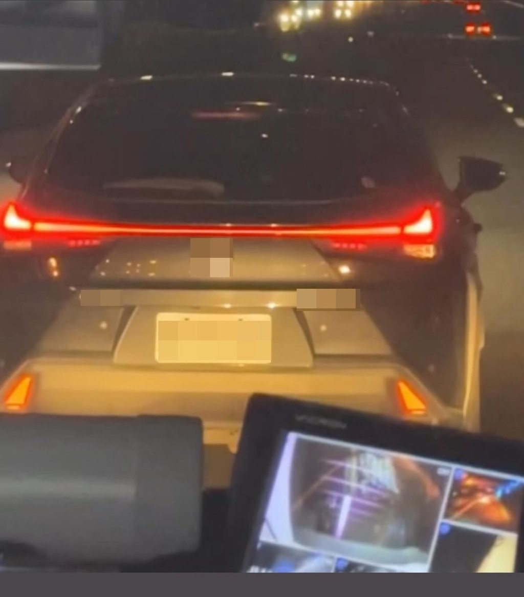 The SUV which blocked the ambulance could have used another lane but chose not to. Photo: Facebook The SUV which blocked the ambulance could have used another lane but chose not to. Photo: Facebook