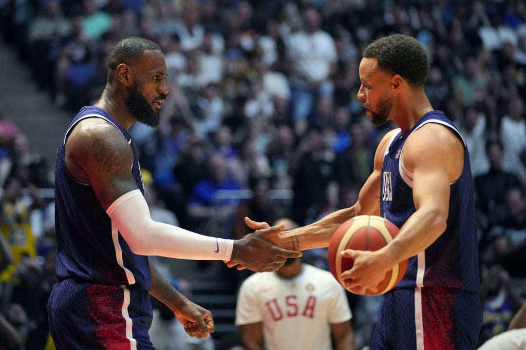 LeBron James (left) shakes hands with United States teammate Stephen Curry. Photo: AP LeBron James (left) shakes hands with United States teammate Stephen Curry. Photo: AP