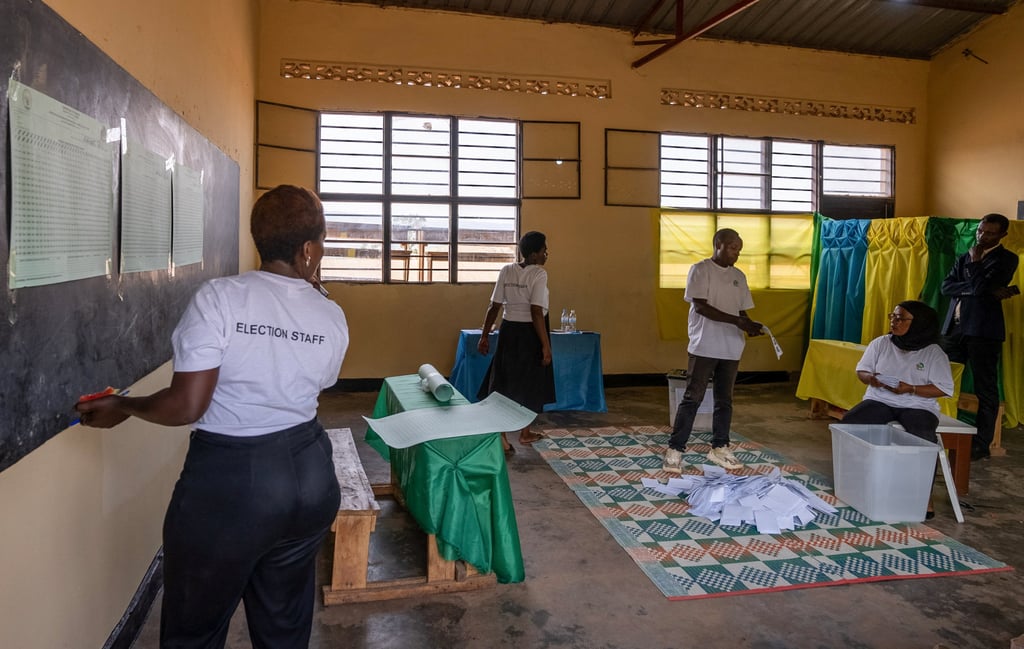 Workers from the National Electoral Commission and polling agents count ballots in Kinyinya, Gasabo district of Kigali, Rwanda on July 15. Photo: Reuters