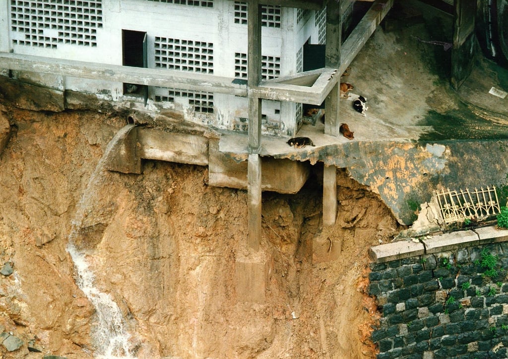 Landslip in Hong Kong s Kennedy Town kills 3 people in 1994 from the