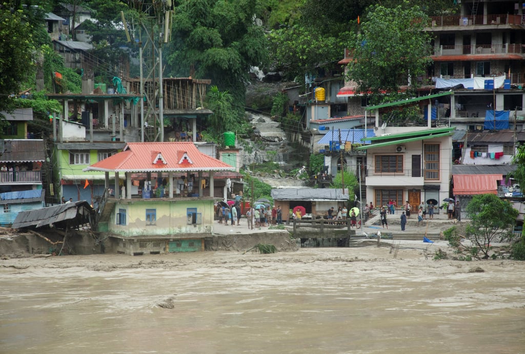 A house gets partially submerged due to the rising water level along the bank of the Teesta River during the flood at Teesta Bazaar in Kalimpong District, West Bengal, India, in October 2023. Photo: Reuters