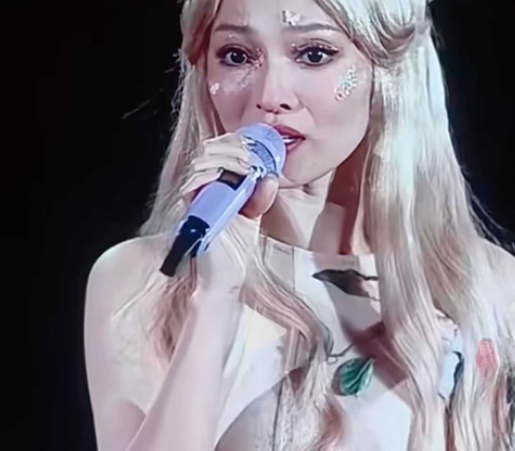Zhang dedicated one of her signature songs to the slain doctor. Photo: Douyin/果然视频 Zhang dedicated one of her signature songs to the slain doctor. Photo: Douyin/果然视频