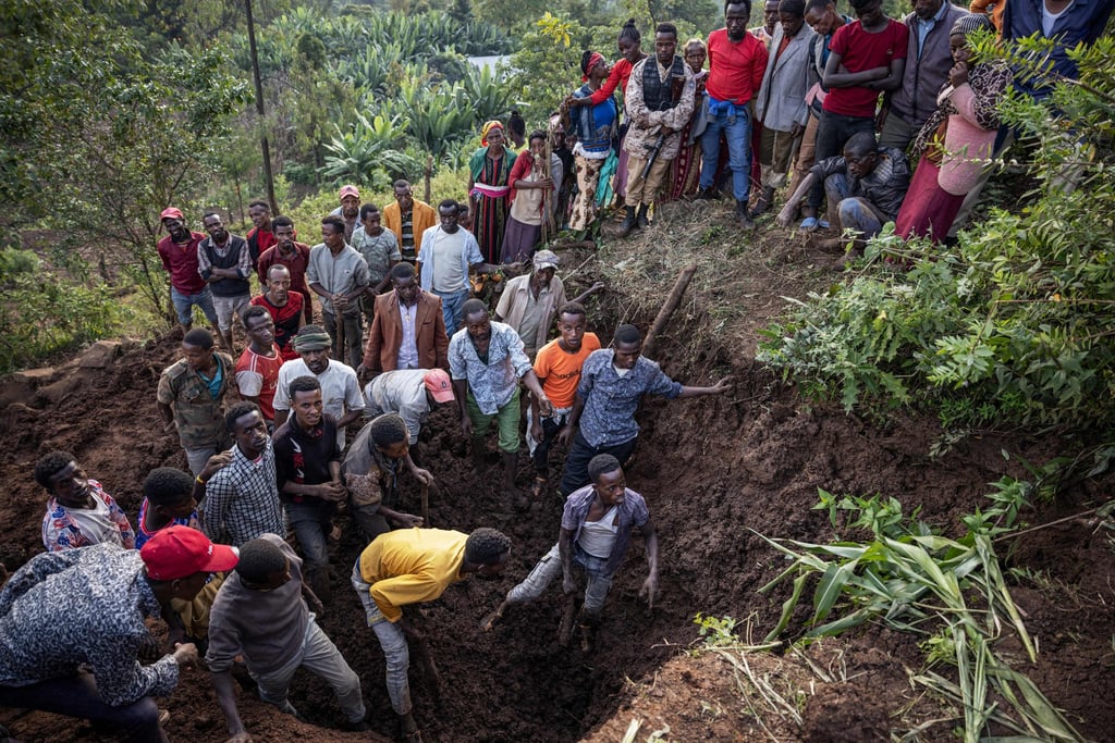 Residents and volunteers dig in the mud in search for survivors. Photo: AFP