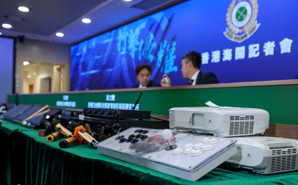 La aduana de Hong Kong arresta a 18 personas en redadas en salas de karaoke por supuestamente tocar canciones ilegalmente