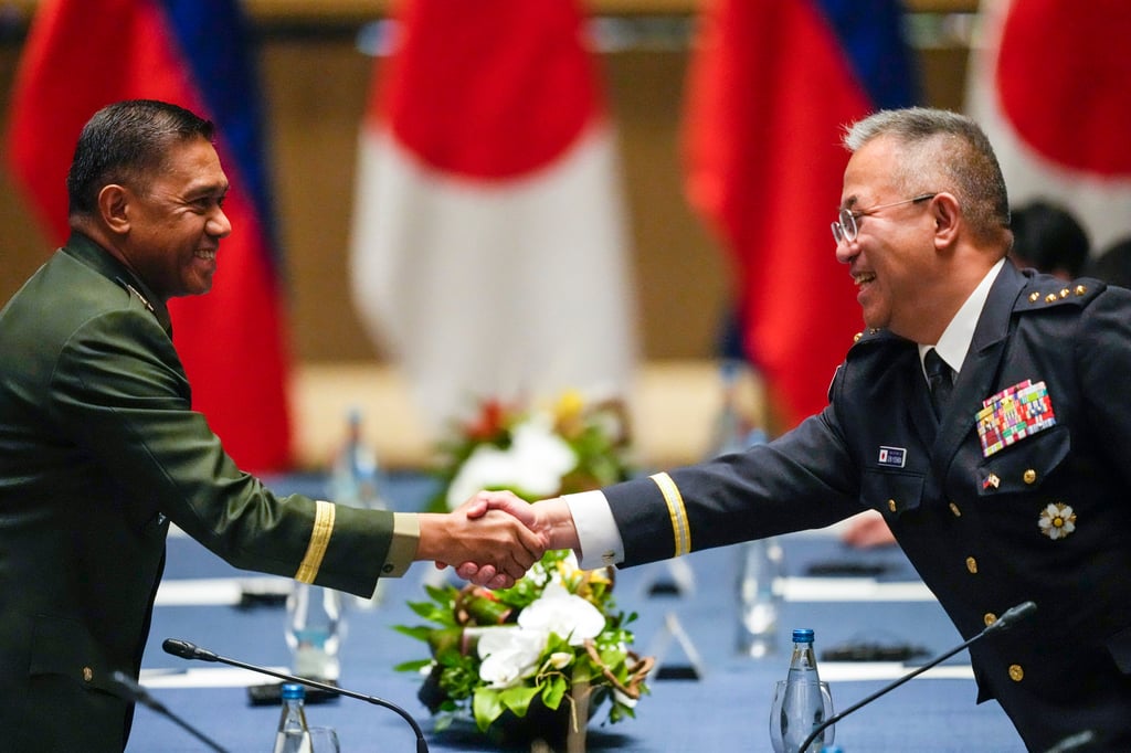 Philippine military chief Gen. Romeo Brawner Jnr, left, shakes hands with Japan Self-Defense Force Chief of Staff General Yoshihide Yoshida on July 8. Photo: AP