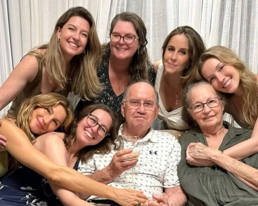 Supermodel Gisele Bündchen with her parents and five sisters. Photo: @giselebundchenmx/Instagram