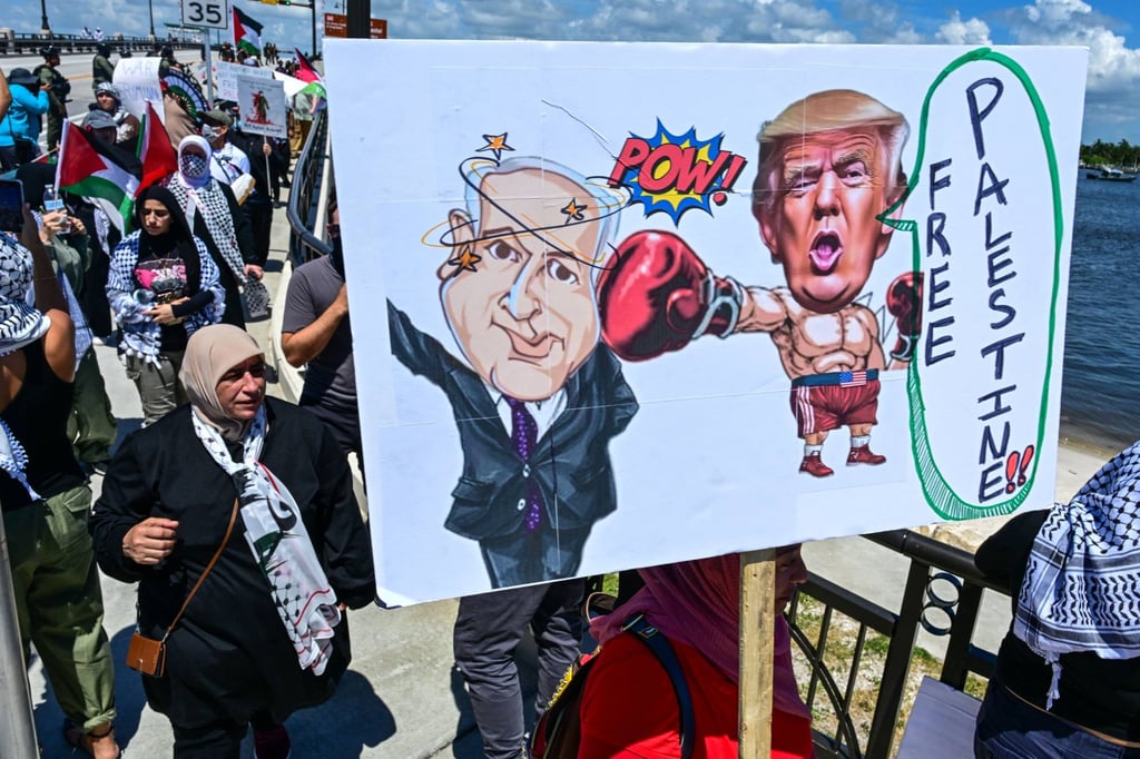 Pro-Palestinian protesters demonstrate as Israeli Prime Minister Benjamin Netanyahu’s motorcade travels to Mar-a-Lago on Friday. Photo: AFP