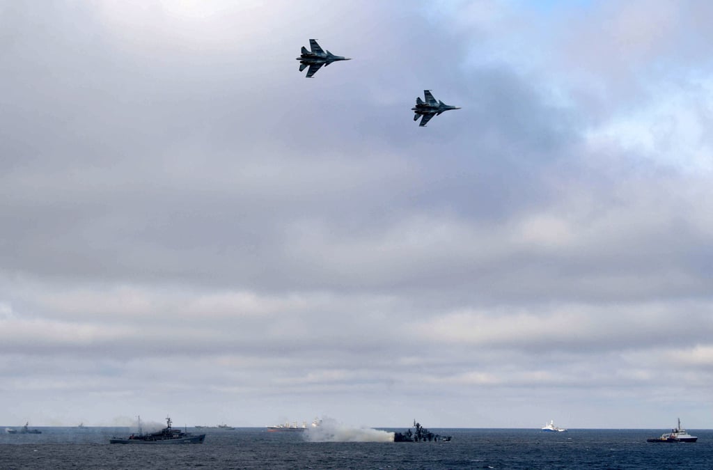 Russian navy ships and jet fighters participate in joint drills of the Northern and Black Sea fleets off the coast of Crimea. Photo: Reuters
