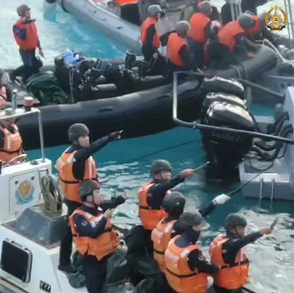 Chinese coastguard personnel block Philippine navy boats during a confrontation at the Second Thomas Shoal in the South China Sea on June 17. Photo: Armed Forces of the Philippines