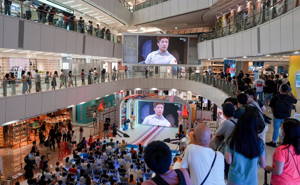 People in Kwun Tong mall cheer for Hong Kong fencer Cheung Ka-long. Photo: Eugene Lee