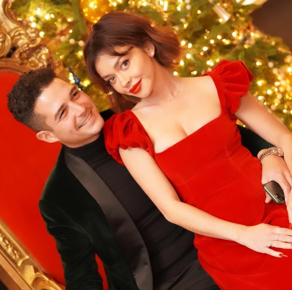 Wells Adams and Sarah Hyland celebrating Christmas in 2023. Photo: @sarahhyland/Instagram