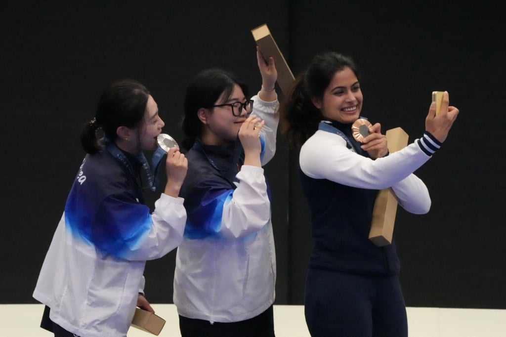 Kim, gold winner and fellow South Korean Oh Ye-jin, and Indian bronze medallist Manu Bhaker. Photo: Reuters