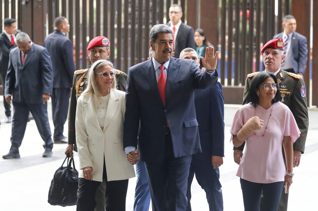 Maduro (centre) at the Supreme Court of Justice with Vice-President Delcy Rodriguez (right) and his wife Celia Flores (left) in Caracas, Venezuela on Wednesday. Photo: EPA-EFE Maduro pide al Tribunal Supremo de Justicia que audite las elecciones en disputa