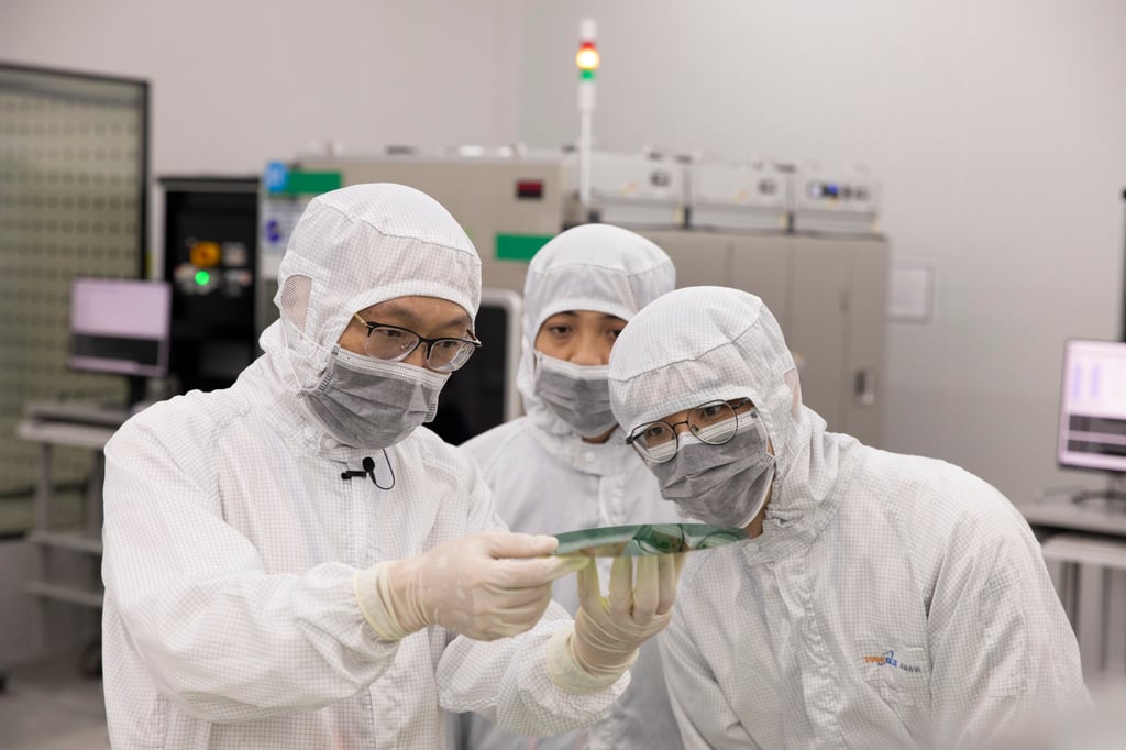 Workers inspect a semiconductor wafer at TankeBlue Semiconductor in Beijing, Jan. 24, 2024. Photo: Xinhua