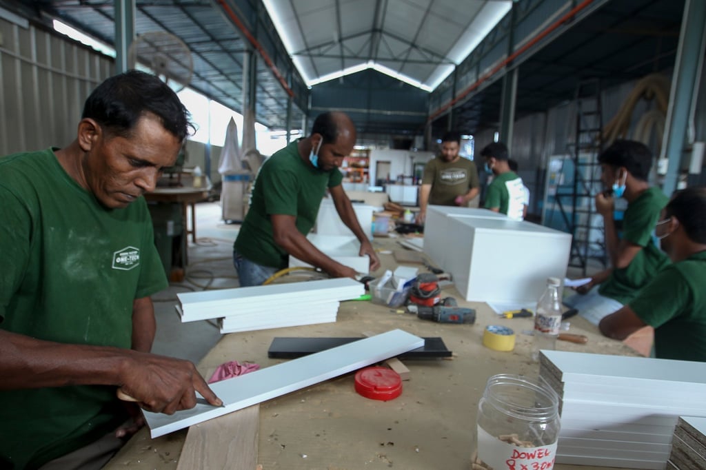 Alegría y temor entre los trabajadores migrantes de Bangladesh, atónitos por la salida de Hasina