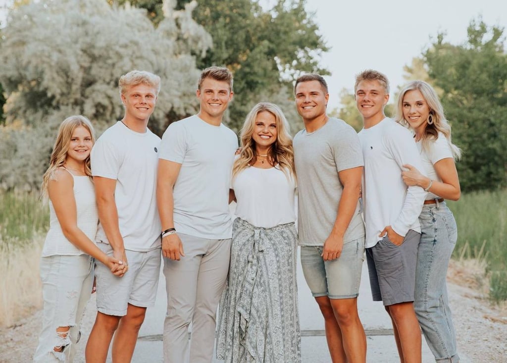 Lisa Wilson with her six children. Photo: @lifeaccording2lisa/Instagram