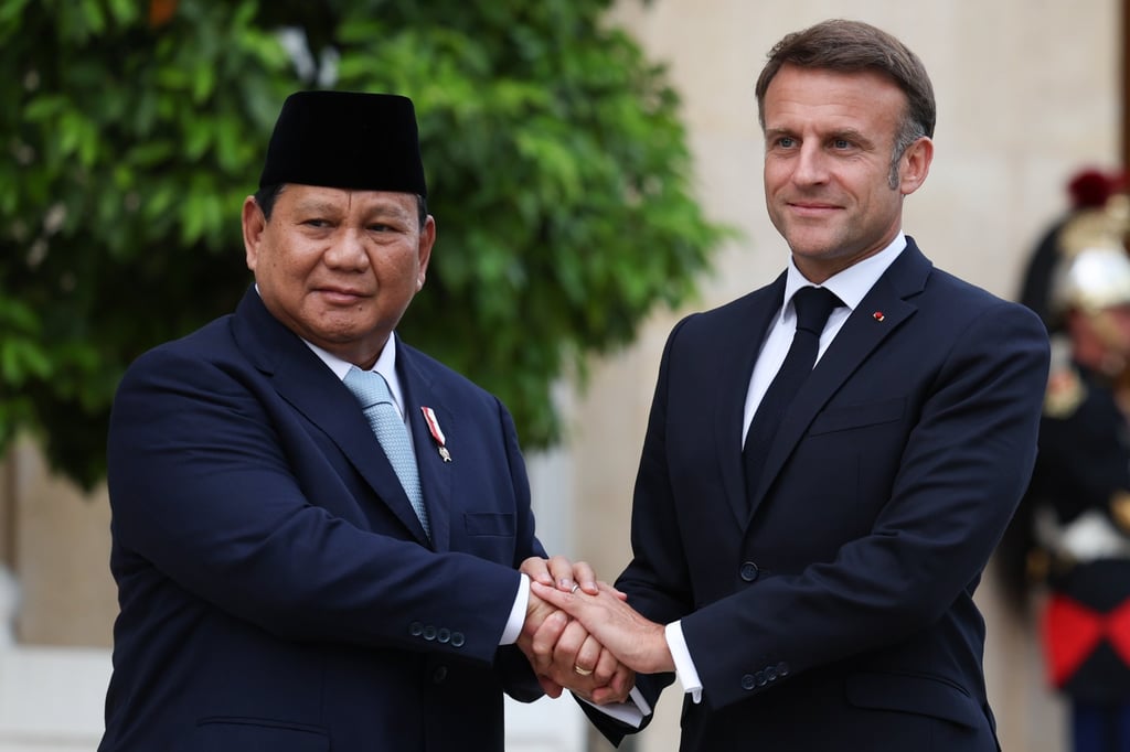 French President Emmanuel Macron welcomes Indonesian President-elect and Minister of Defence Prabowo Subianto in Paris on July 24. Photo: EPA-EFE
