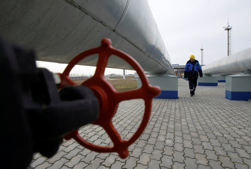 A Gazprom worker walks next to pipelines at a gas measuring station at the Russian-Ukrainian border in Sudzha near Kursk in December 2008. Photo: Reuters