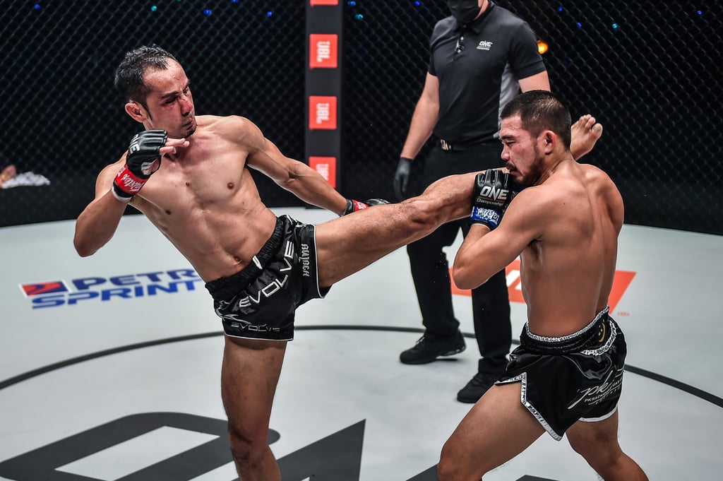 Sam-A Gaiyanghadao (left) will face a fighter 15 years his junior at the Lumpinee Stadium. Photo: ONE Championship