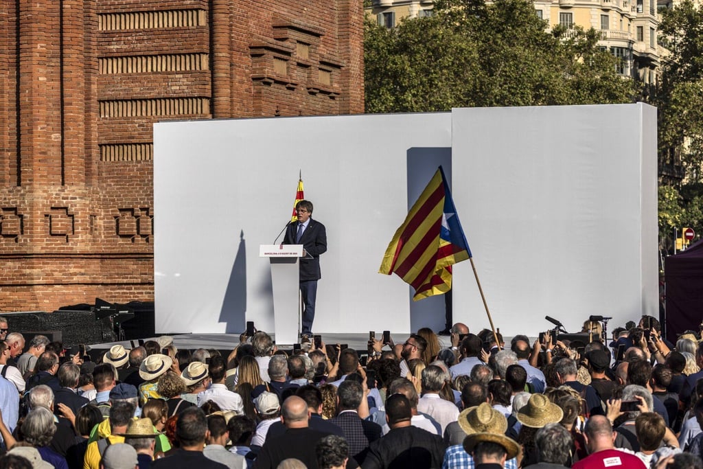 El separatista catalán Carles Puigdemont abandona España tras evitar el arresto, según su aliado