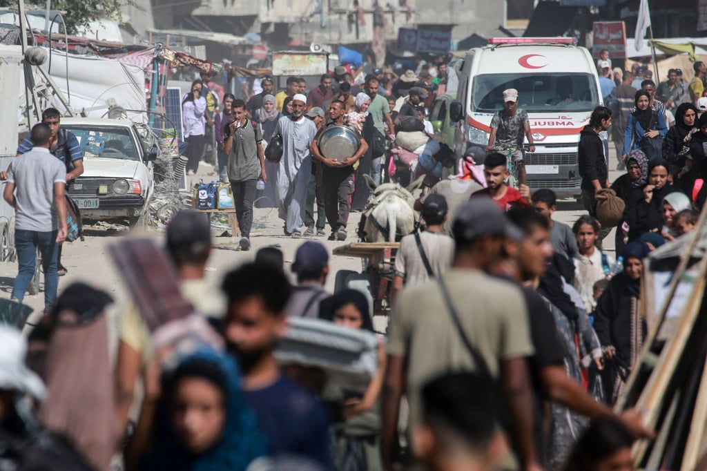 Displaced Palestinians leave an area in east Khan Younis towards the west, after the Israeli army issued a new evacuation order. Photo: AFP
