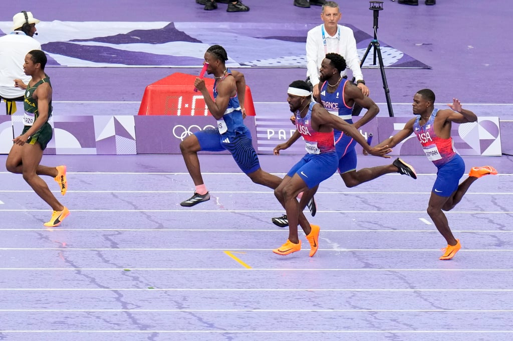 Christian Coleman (right) of the United States, struggles to hand the baton to teammate Kenneth Bednarek, in the men’s 4x100-metre relay final. Photo: AP Christian Coleman (right) of the United States, struggles to hand the baton to teammate Kenneth Bednarek, in the men’s 4x100-metre relay final. Photo: AP