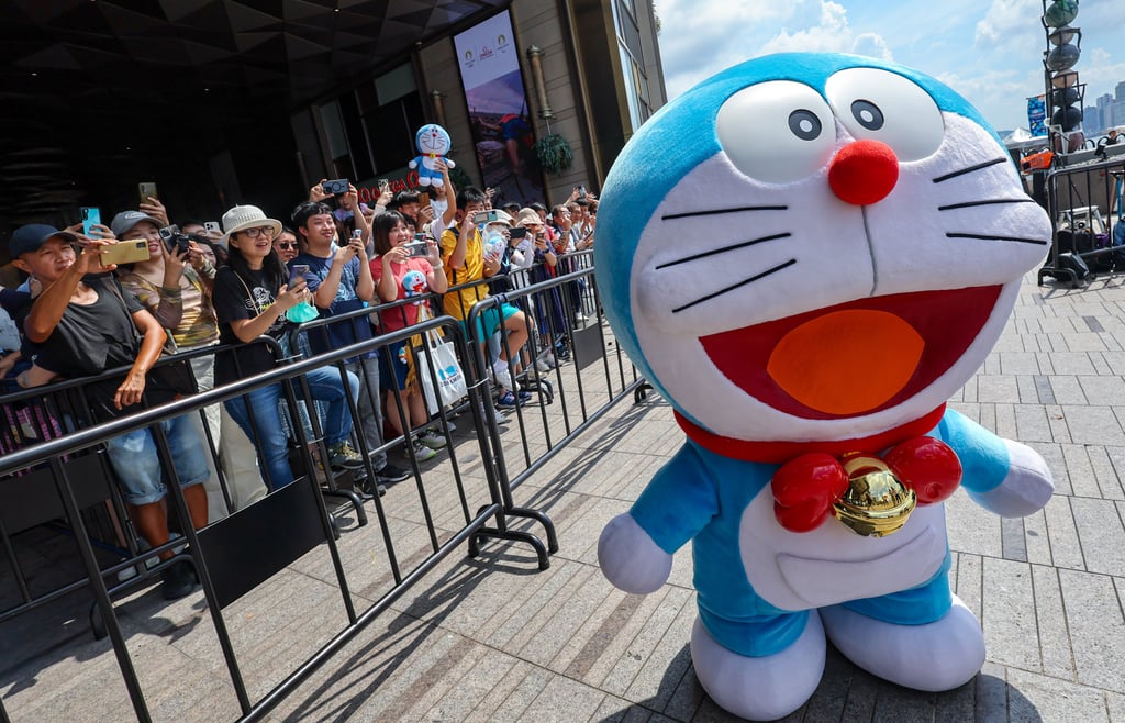 Cat’s the way to do it: Doraemon fans snap souvenir photos of the famous cartoon character on the Tsim Sha Tsui waterfront. Photo: Dickson Lee