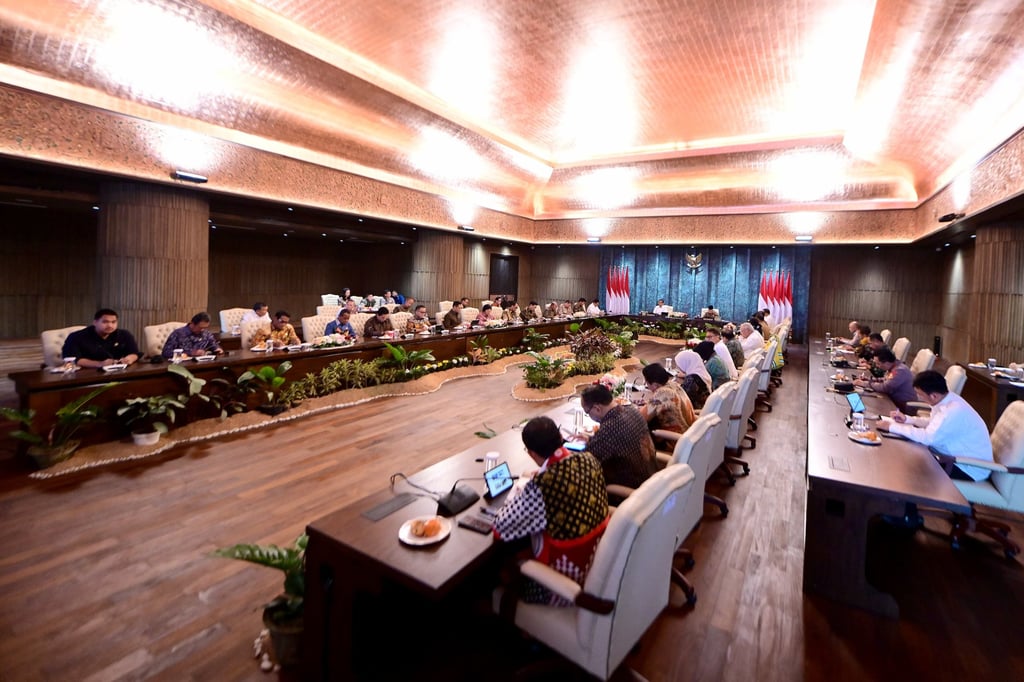 Indonesian President Joko Widodo (middle left) accompanied by Vice-President Maruf Amin (middle right) attend the first cabinet meeting at the future presidential palace in the new capital of Nusantara. Photo: EPA-EFE