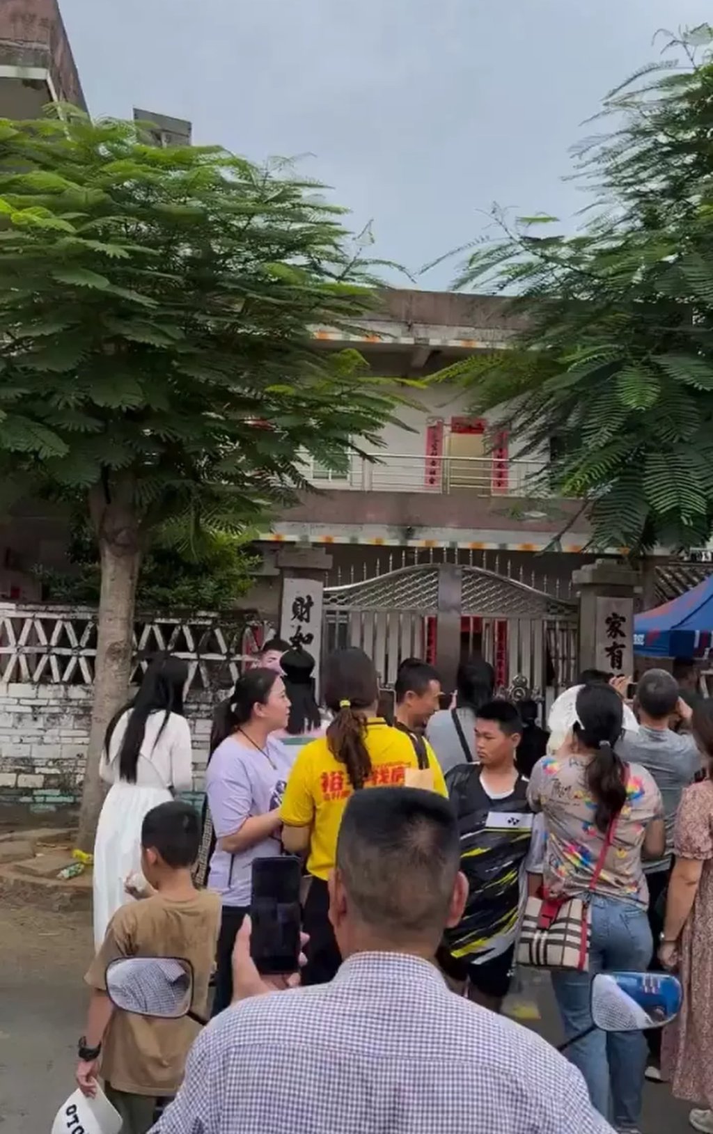 Crowds gather outside the athlete’s home to share in her success. Photo: Weibo Crowds gather outside the athlete’s home to share in her success. Photo: Weibo