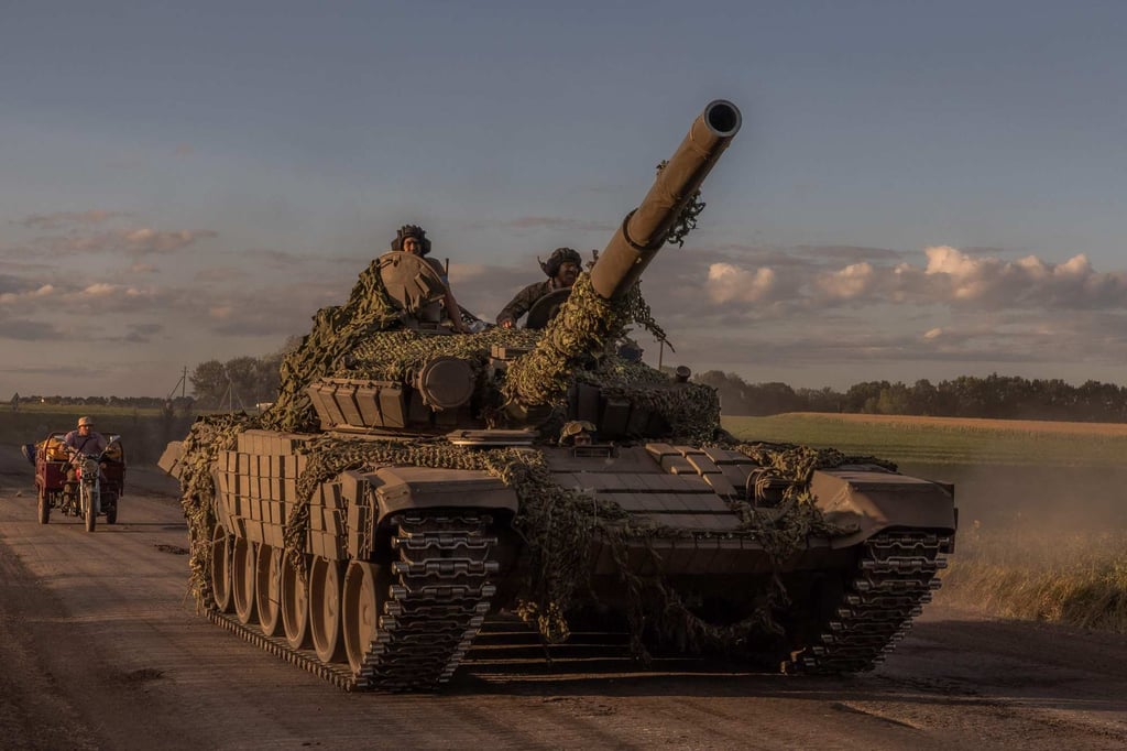 Ukrainian servicemen operate a Soviet-made T-72 tank in the Sumy region, near the border with Russia. Photo: AFP